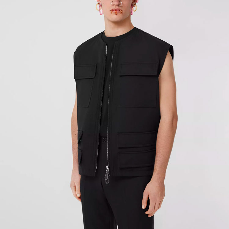 Shop Burberry SS22 Chaleco Negro Texturizado con Bolsillos y Cordón Ajustable. 80518571