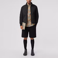 Lookbook Burberry SS22 Jaket Hitam Quilted Kerah Berdiri. 80479341
