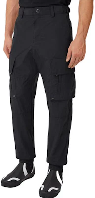 Burberry SS22 Celana Cargo Hitam Straight-Leg dengan Kantong Besar 80512261 Buy Burberry SS22 Celana Cargo Hitam Straight-Leg dengan Kantong Besar 80512261