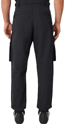 Burberry SS22 Celana Cargo Hitam Straight-Leg dengan Kantong Besar 80512261 Lookbook Burberry SS22 Celana Cargo Hitam Straight-Leg dengan Kantong Besar 80512261