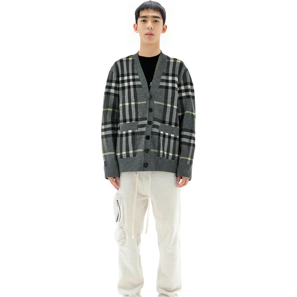 Lookbook Burberry SS22  Check Wool Cardigan Sweater in Seal Gray. 80496261