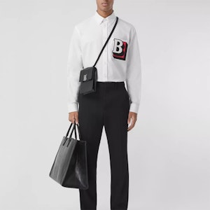 버버리 SS22 레터 패턴 루즈핏 긴팔 셔츠 화이트 80501341 Lookbook 버버리 SS22 레터 패턴 루즈핏 긴팔 셔츠 화이트 80501341