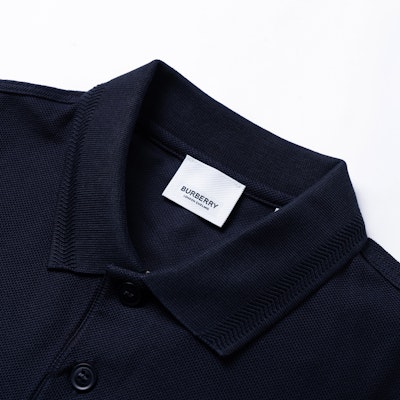 버버리 SS22 체크 칼라 디테일 솔리드 폴로 셔츠 콜 블루. 80552271 Cheap 버버리 SS22 체크 칼라 디테일 솔리드 폴로 셔츠 콜 블루. 80552271