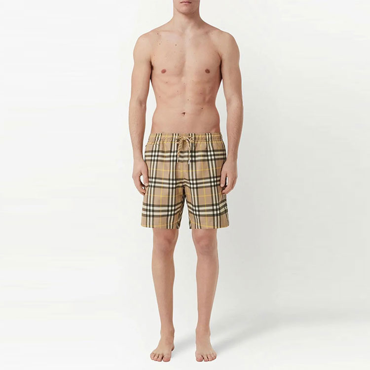 Lookbook Burberry SS22 經典格紋休閒直筒短褲 卡其色. 80539341
