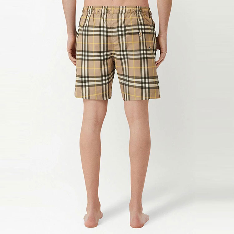 Shop Burberry SS22 經典格紋休閒直筒短褲 卡其色. 80539341