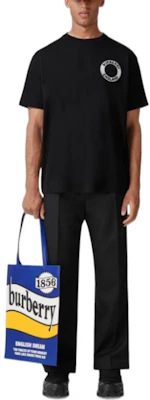 Burberry SS22 Camiseta Negra Cuello Redondo con Logo Impreso. 80602231 Lookbook Burberry SS22 Camiseta Negra Cuello Redondo con Logo Impreso. 80602231