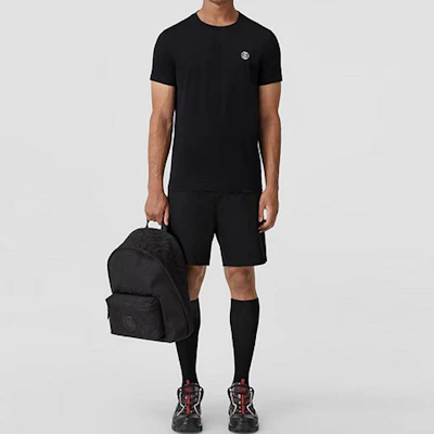 Burberry SS22 Monogram Baju-T Lengan Pendek Kapas Hitam 80529651 Shop Burberry SS22 Monogram Baju-T Lengan Pendek Kapas Hitam 80529651