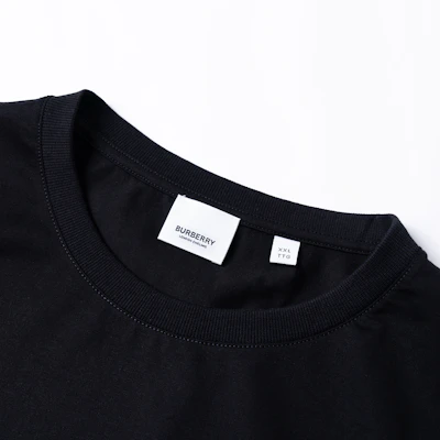 Burberry SS22 Monogram Baju-T Lengan Pendek Kapas Hitam 80529651 Sizing Burberry SS22 Monogram Baju-T Lengan Pendek Kapas Hitam 80529651