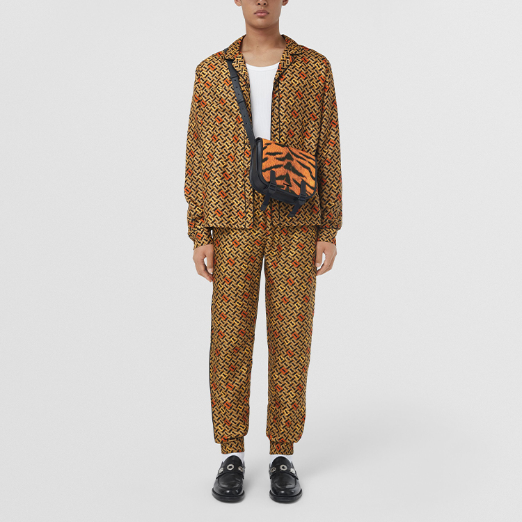 Shop Burberry SS22 Monogram Print Jogger Coklat Celana Santai. 80513241