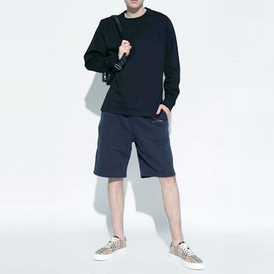 バーバリー SS22 ネイビーブルー ロゴプリント入りカジュアルショーツ 80501641 Lookbook バーバリー SS22 ネイビーブルー ロゴプリント入りカジュアルショーツ 80501641