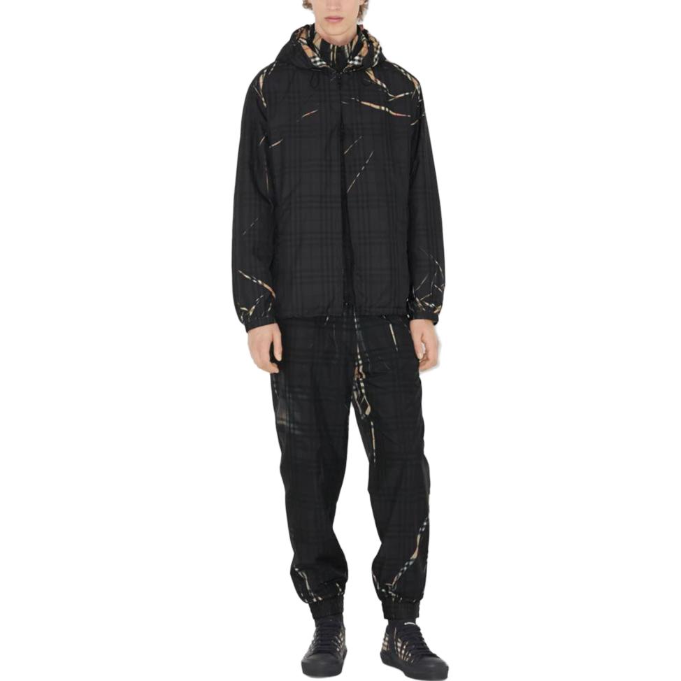 Lookbook Pantalones Jogger Burberry SS23 Negros con Cintura Elástica y Cuadro. 80709811