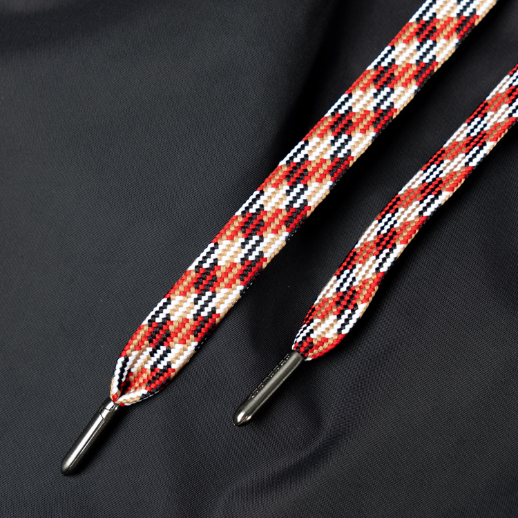 Sizing Burberry SS23 Seluar Pendek Kasual Hitam dengan Logo Patch. 80226381