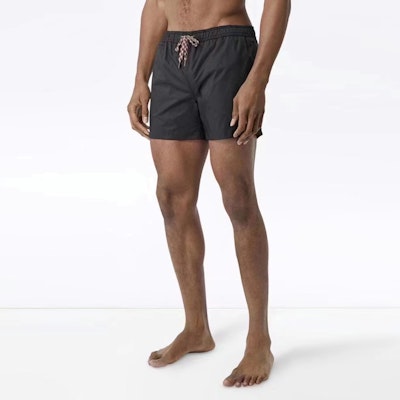 Burberry SS23 Seluar Pendek Kasual Hitam dengan Logo Patch. 80226381 Cheap Burberry SS23 Seluar Pendek Kasual Hitam dengan Logo Patch. 80226381