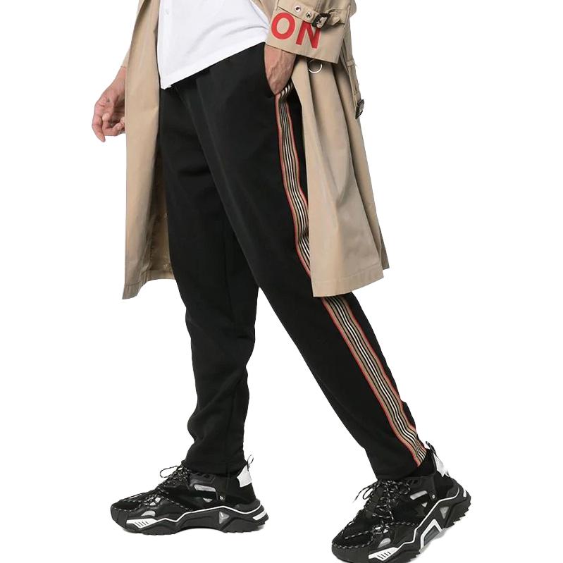 Lookbook Burberry SS23 黑色條紋針織運動長褲 80076901