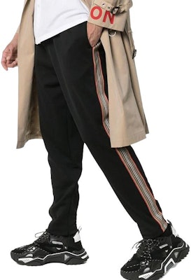 Burberry SS23 黑色條紋針織運動長褲 80076901 Lookbook Burberry SS23 黑色條紋針織運動長褲 80076901