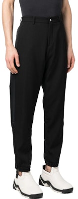 Burberry Pantalones Casuales Negros SS23 con Diseño de Botón y Color Sólido. 80686821 Details for Burberry Pantalones Casuales Negros SS23 con Diseño de Botón y Color Sólido. 80686821