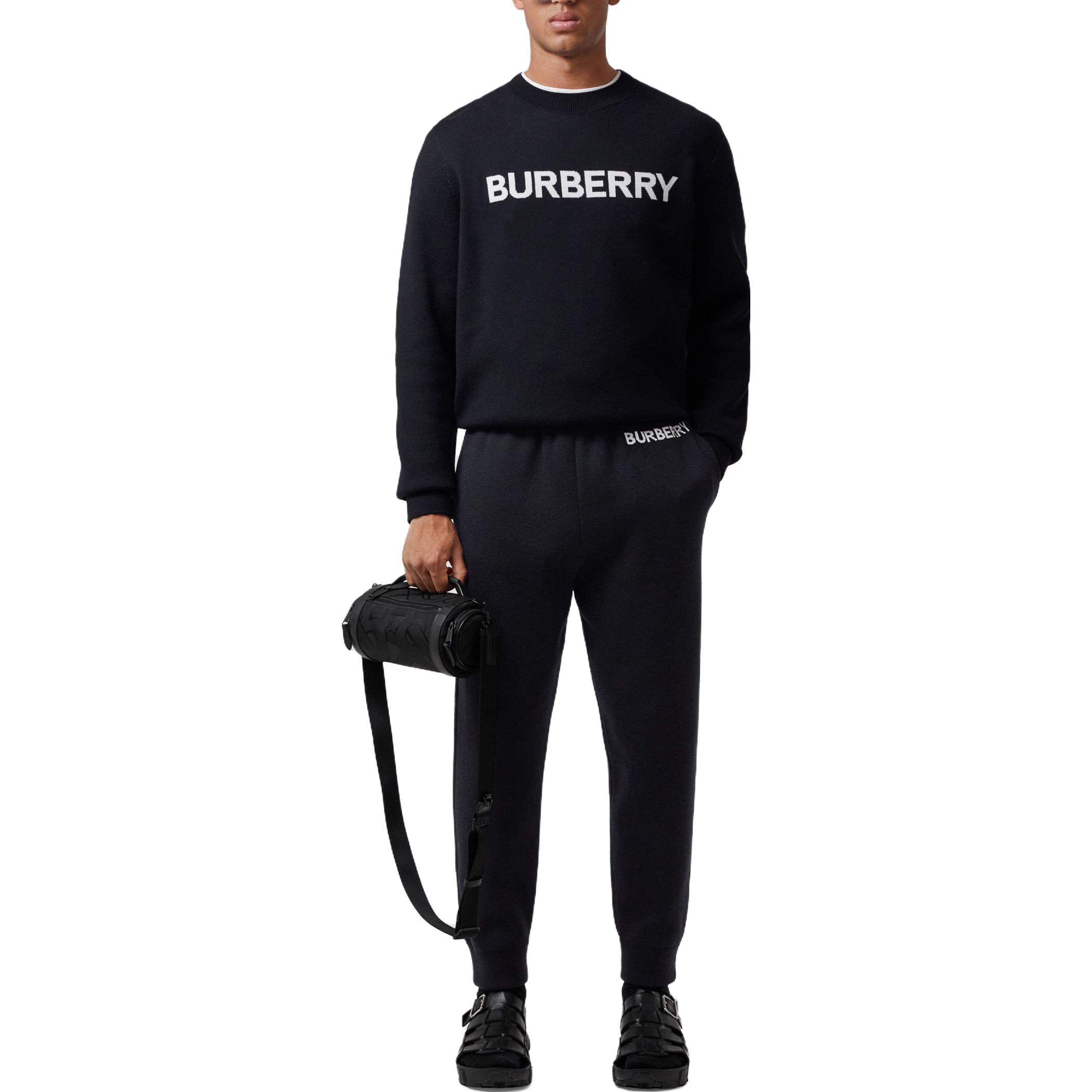 Lookbook Pantalones Jogger Burberry SS23 Azul con Logo Bordado. 80650431