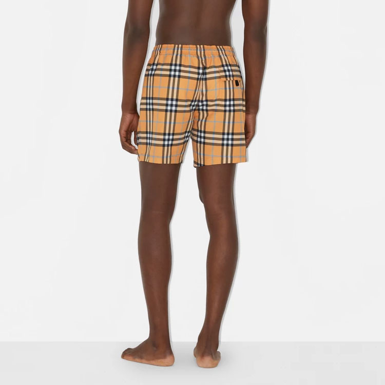 Shop Burberry SS23 深橙色格紋抽繩泳褲。 80707671