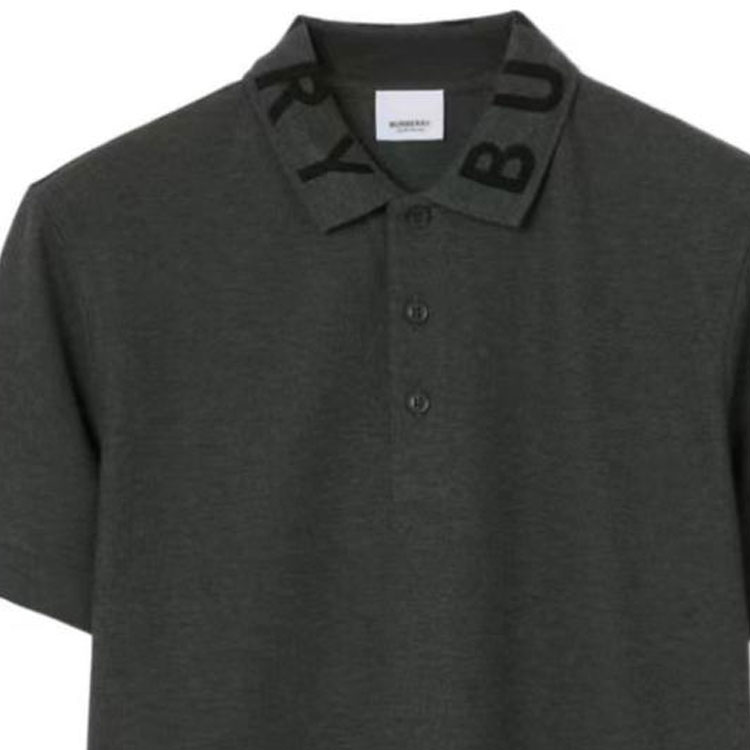 Lookbook Burberry SS23 Polo Gris Oscuro Manga Corta con Detalle de Logo. 80675401