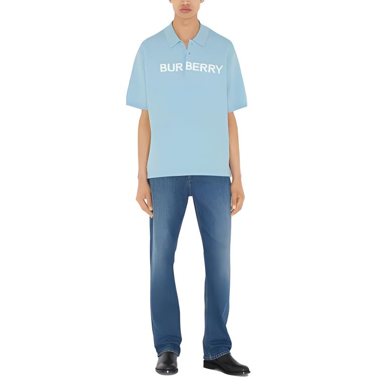 Lookbook Burberry SS23 Camiseta Polo Azul Claro con Logo de Letras. 80655711