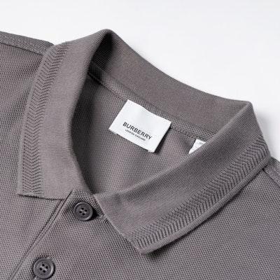 Burberry SS23 Baju Polo Lengan Pendek Logo Sulam Kelabu. 80675841 Sizing Burberry SS23 Baju Polo Lengan Pendek Logo Sulam Kelabu. 80675841