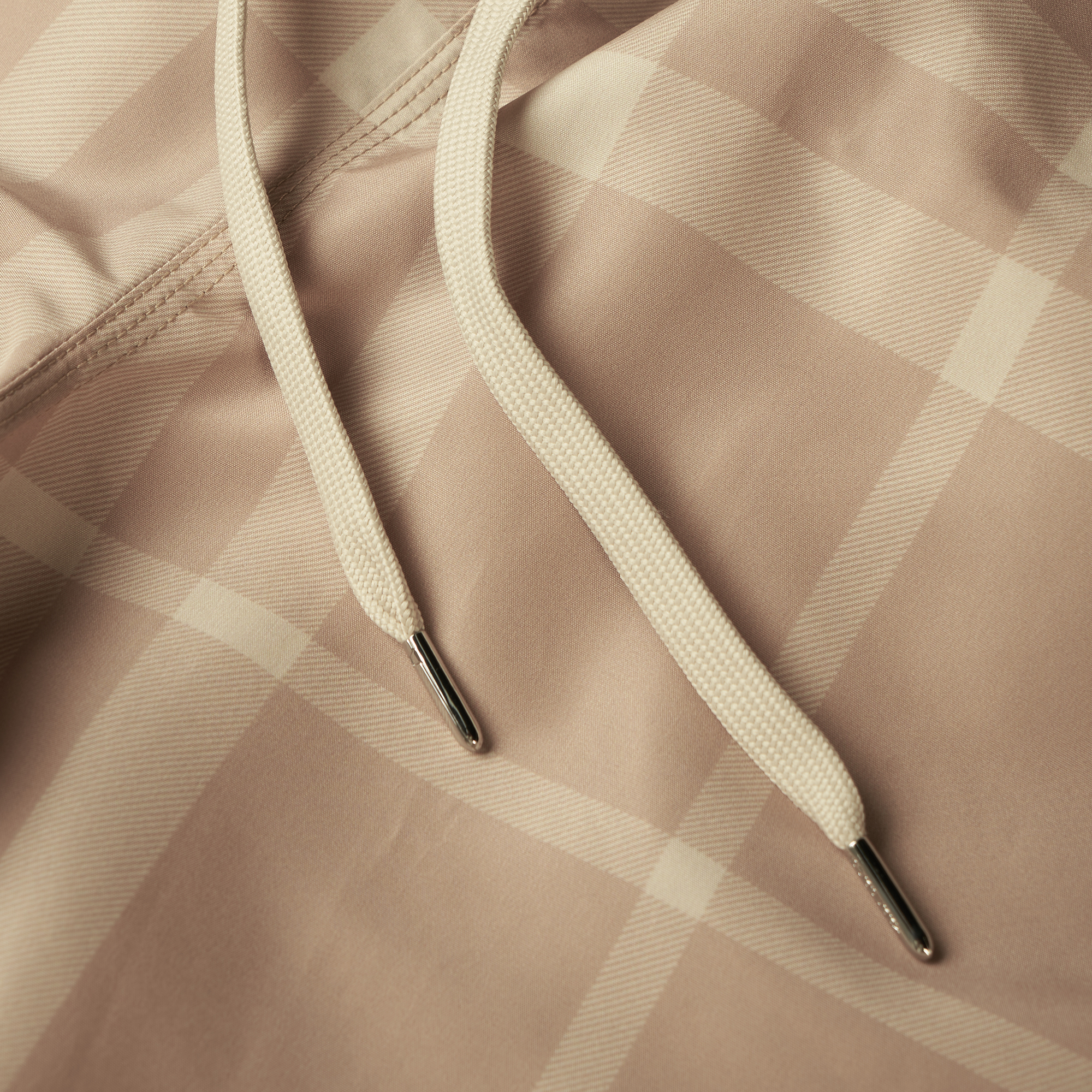 Shop Burberry SS23 中腰格紋抽繩休閒短褲 米色. 80685551