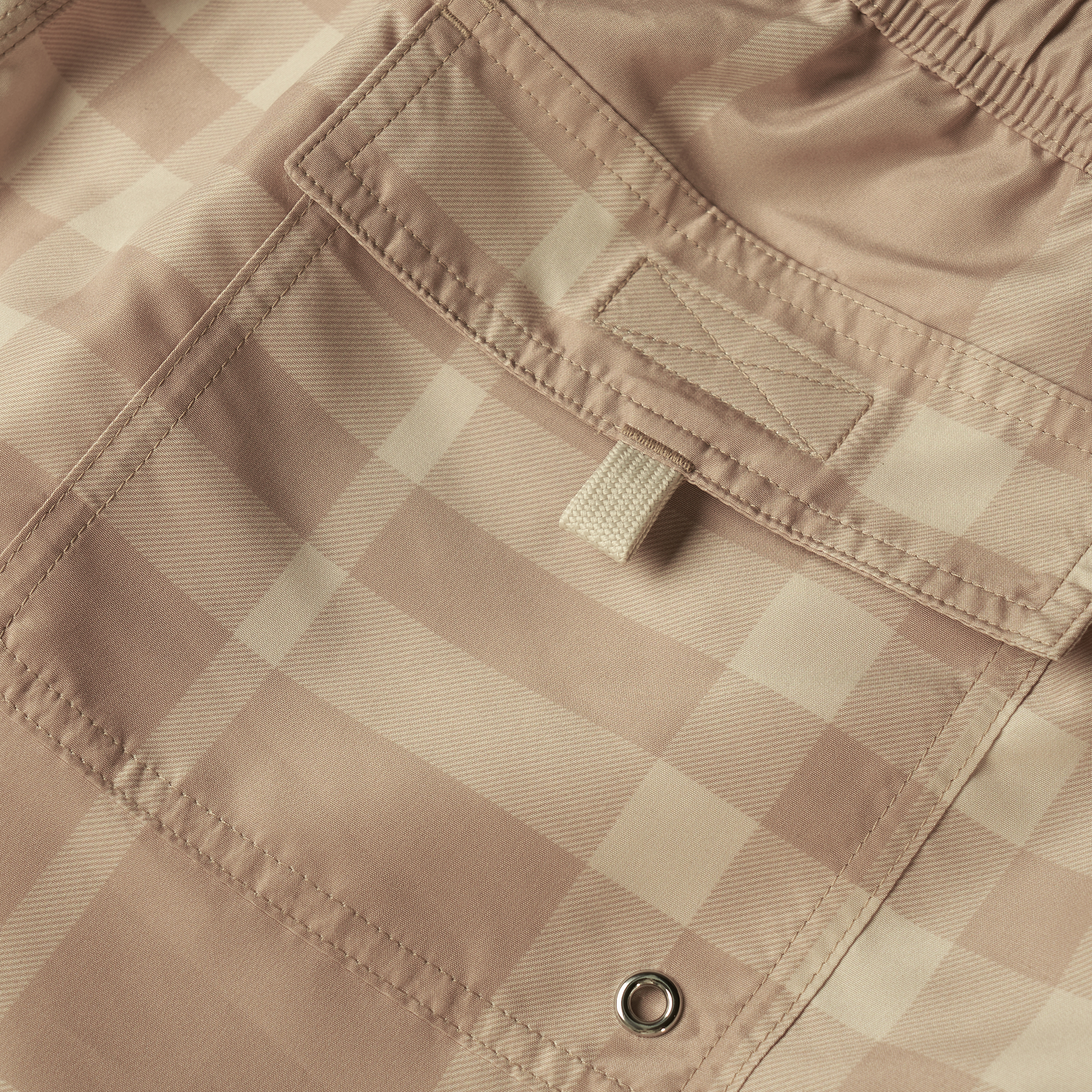 Purchase Burberry SS23 中腰格紋抽繩休閒短褲 米色. 80685551