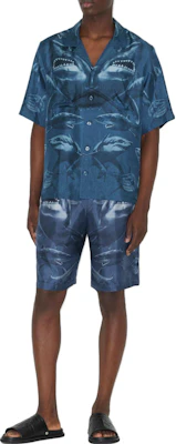 Burberry 2023春夏鲨鱼印花丝绸短裤海军蓝 8071937B5365 Lookbook Burberry 2023春夏鲨鱼印花丝绸短裤海军蓝 8071937B5365