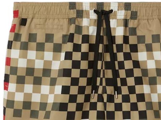 Burberry SS23 Beige Check Print Drawstring Pocket Straight Beach Shorts Men. 80634821 Lookbook Burberry SS23 Beige Check Print Drawstring Pocket Straight Beach Shorts Men. 80634821