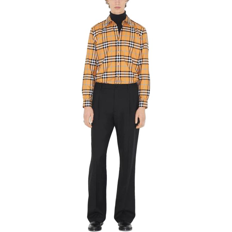 Lookbook Burberry 男士橙色格紋長袖襯衫 SS23 系列。 80715231