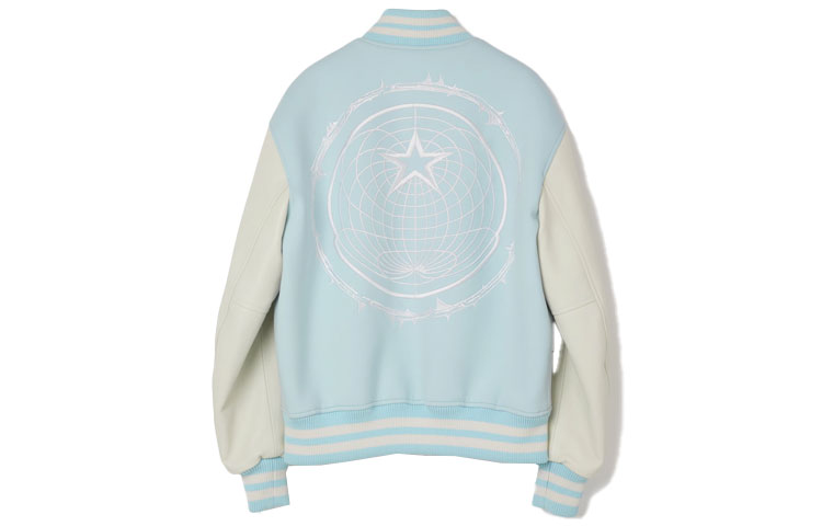 Lookbook Burberry SS23 Jaket Lelaki Logo Sulaman Colorblock Butang Biru Muda. 80675961