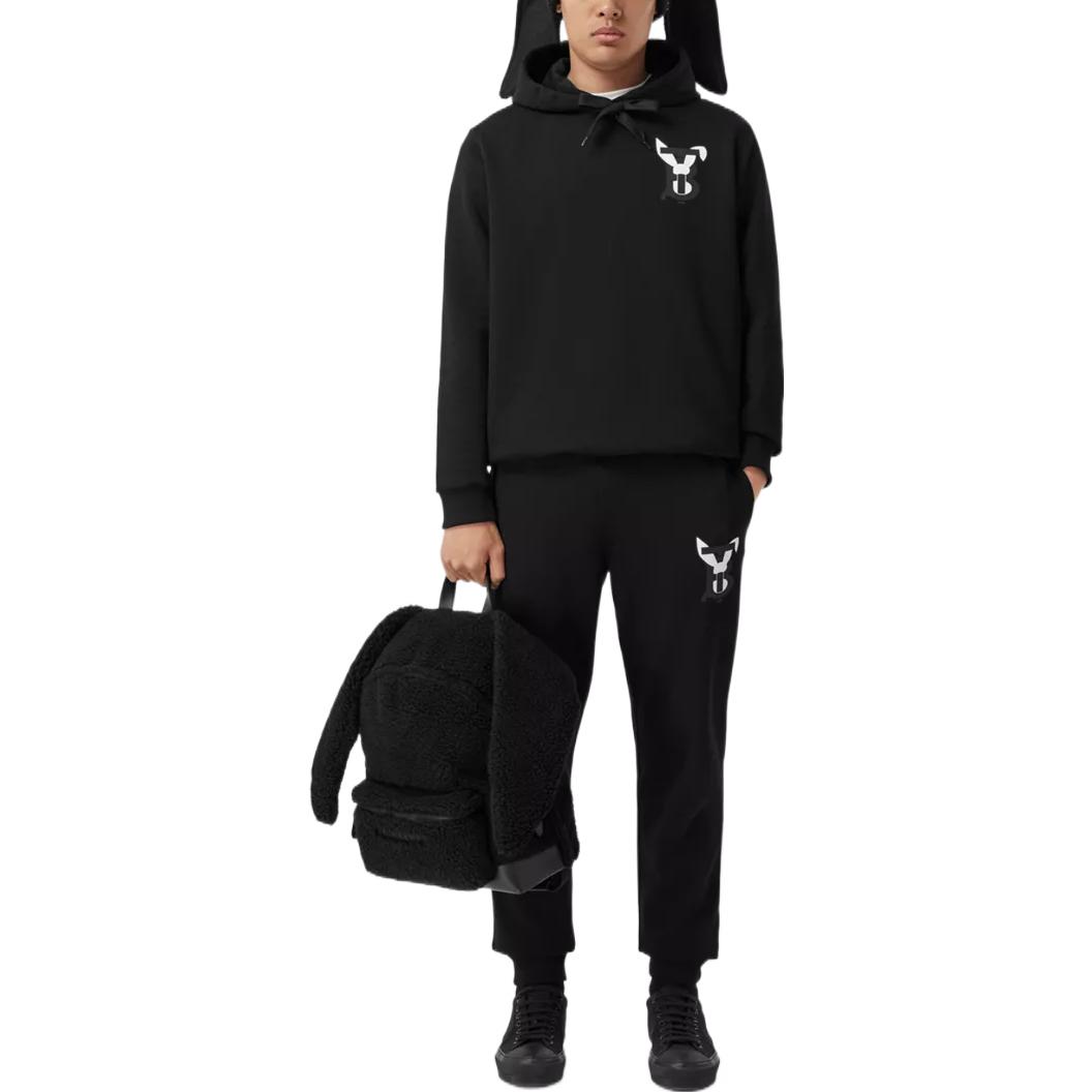 Lookbook Burberry SS23 Pantalones Jogger Año Nuevo Lunar Conejo Negros. 80635601