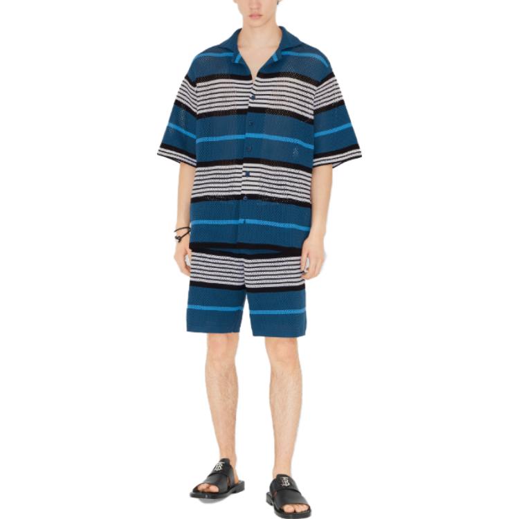 Lookbook Burberry SS23 Kemeja Berkolar Cuban Lengan Pendek Corak Jalur Navy Biru Lelaki. 80678821