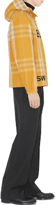 버버리 SS23 옐로우 후드 지퍼 업 자켓 레터 프린트 80658521 Lookbook 버버리 SS23 옐로우 후드 지퍼 업 자켓 레터 프린트 80658521
