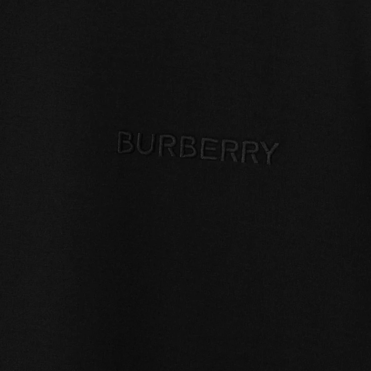 Shop Burberry SS24 Kaos Hitam Casual Leher O dengan Bordir Huruf. 80839411
