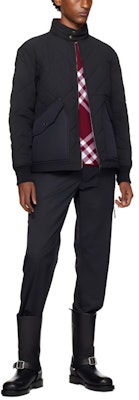 버버리 SS24 블랙 다이아몬드 퀼팅 코튼 재킷 스탠드 칼라. 80836561 Buy 버버리 SS24 블랙 다이아몬드 퀼팅 코튼 재킷 스탠드 칼라. 80836561