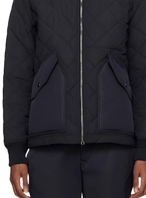 버버리 SS24 블랙 다이아몬드 퀼팅 코튼 재킷 스탠드 칼라. 80836561 Sizing 버버리 SS24 블랙 다이아몬드 퀼팅 코튼 재킷 스탠드 칼라. 80836561