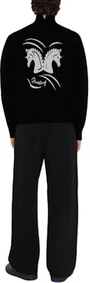 Burberry SS24 Jersey Negro con Motivo de Caballo y Cremallera con Logo. 80988651 Purchase Burberry SS24 Jersey Negro con Motivo de Caballo y Cremallera con Logo. 80988651