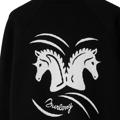 Burberry SS24 Jersey Negro con Motivo de Caballo y Cremallera con Logo. 80988651 Sizing Burberry SS24 Jersey Negro con Motivo de Caballo y Cremallera con Logo. 80988651