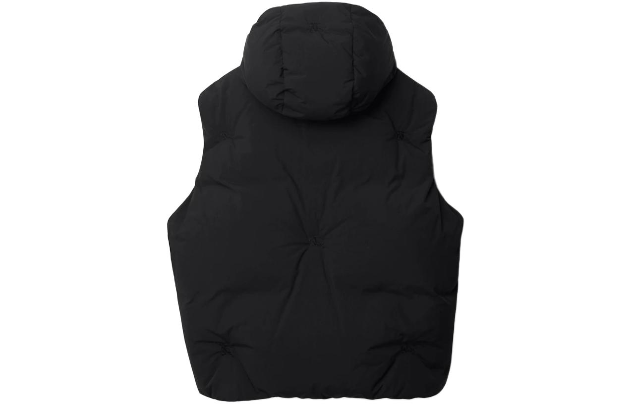 Lookbook Burberry SS24 黑色無袖連帽羽絨背心外套 80838191