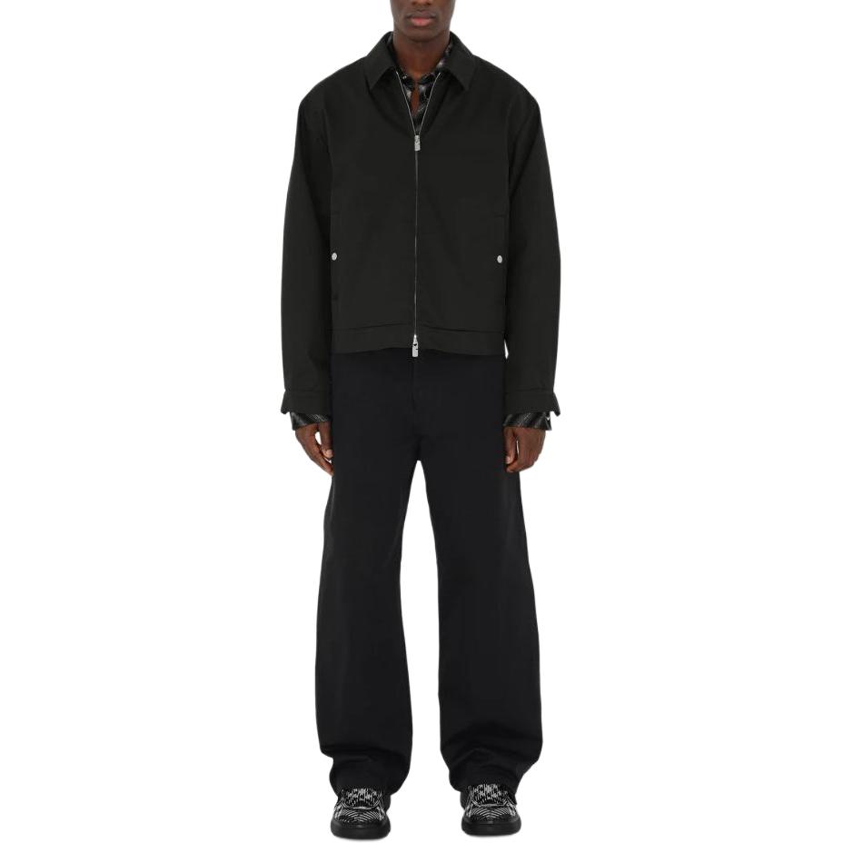 Lookbook Burberry SS24 Celana Hitam Straight-Leg Kasual dengan Detail Jahitan. 80831731