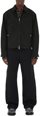 Burberry SS24 Celana Hitam Straight-Leg Kasual dengan Detail Jahitan. 80831731 Lookbook Burberry SS24 Celana Hitam Straight-Leg Kasual dengan Detail Jahitan. 80831731