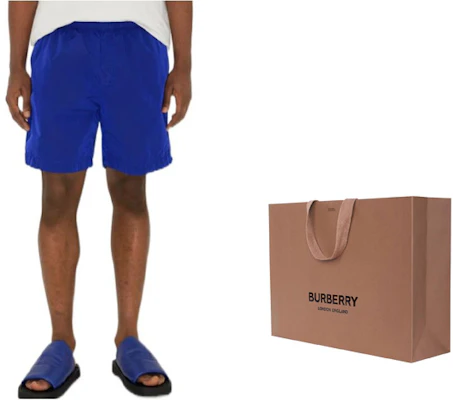 Burberry SS24 Seluar Pendek Biru Kasual dengan Warna Solid & Sulaman Logo. 80817951 Lookbook Burberry SS24 Seluar Pendek Biru Kasual dengan Warna Solid & Sulaman Logo. 80817951