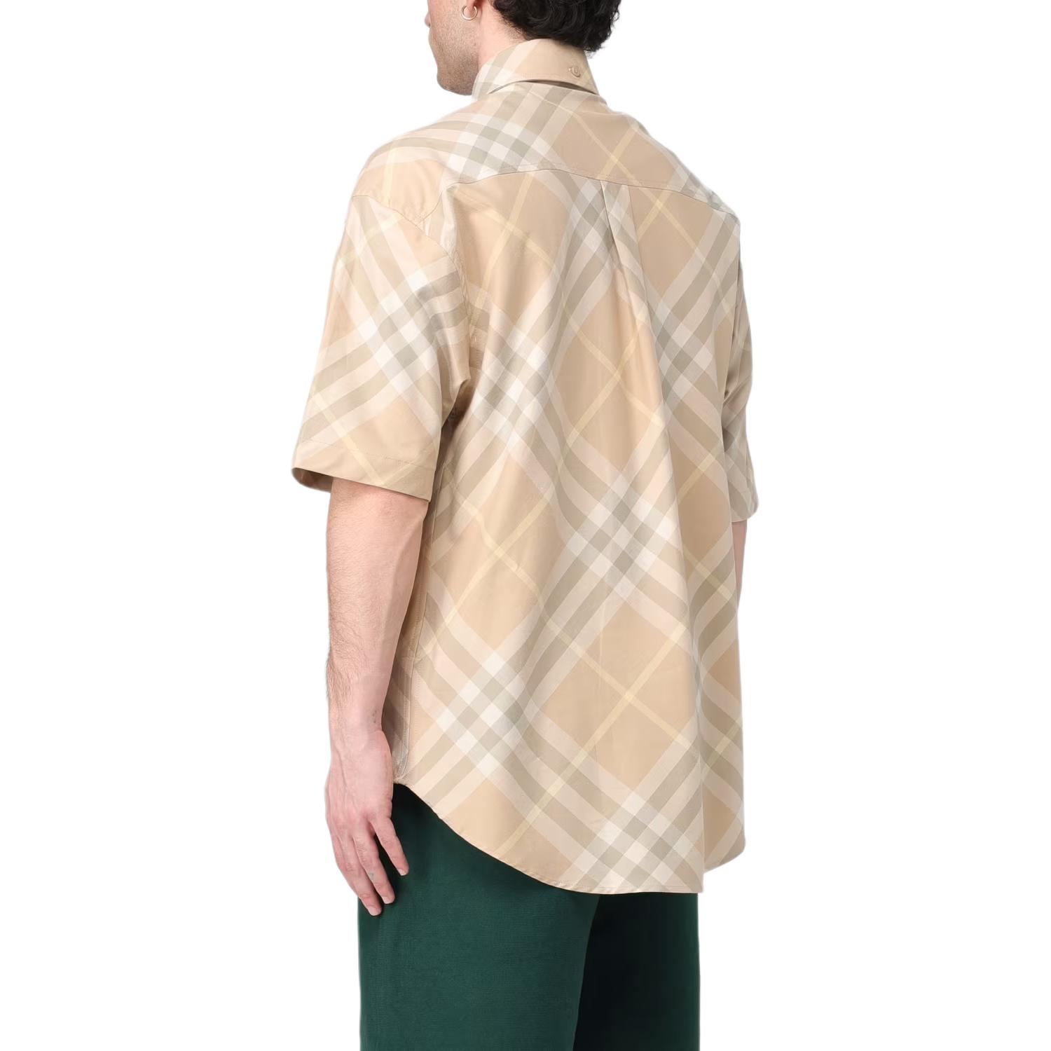 Lookbook 버버리 SS24 체커드 반팔 루즈핏 버튼다운 셔츠. 80824781