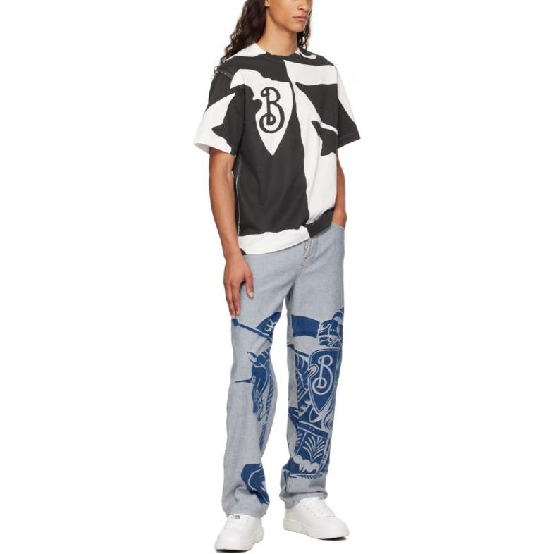 Lookbook Camiseta Negra Burberry SS24 con Logo Contraste Estampado Crewneck. 80934791