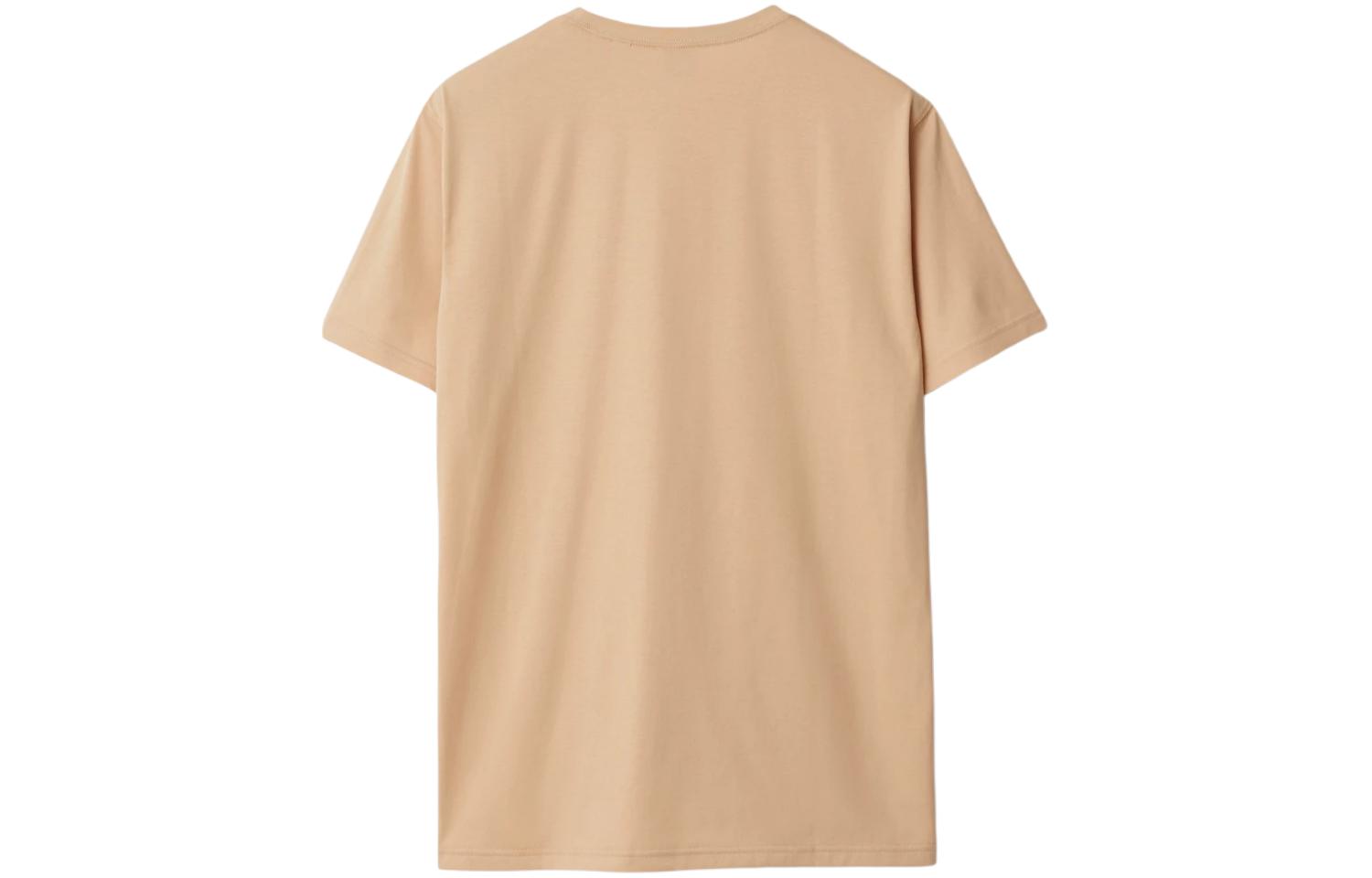 Lookbook Burberry SS24 Kaos Crewneck Logo Bordir Kuning Coklat Muda. 80843601