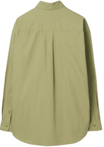 버버리 SS24 솔리드 컬러 포인트 카라 그린 긴팔 셔츠 80823031 Lookbook 버버리 SS24 솔리드 컬러 포인트 카라 그린 긴팔 셔츠 80823031