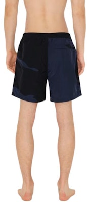 Burberry SS24 素色中腰直筒海灘短褲 深藍色 80960331 Lookbook Burberry SS24 素色中腰直筒海灘短褲 深藍色 80960331