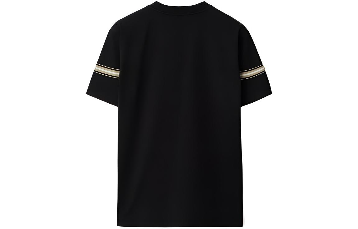 Lookbook Burberry SS24 Baju T Hitam Lengan Pendek Crewneck Berjalur 80910261