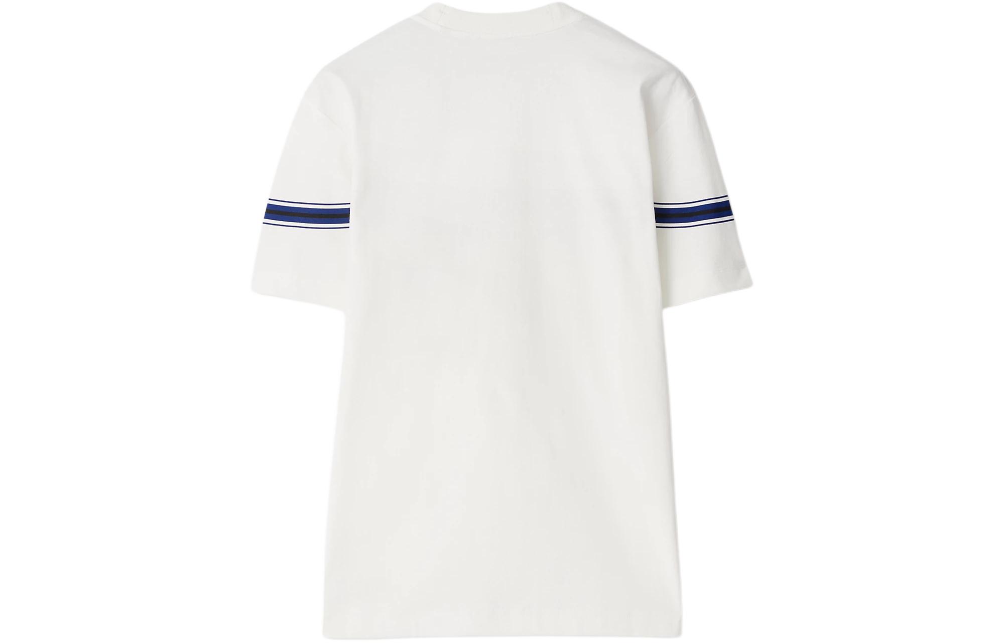 Lookbook Burberry SS24 條紋小馬印花休閒短袖T恤 鹽晶色。 80904361